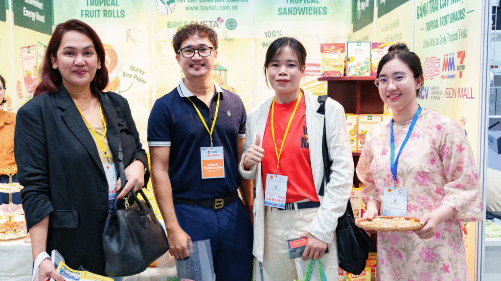 Khách hàng chụp ảnh cùng đại diện Tây Cát tại Vietnam International Sourcing 2026