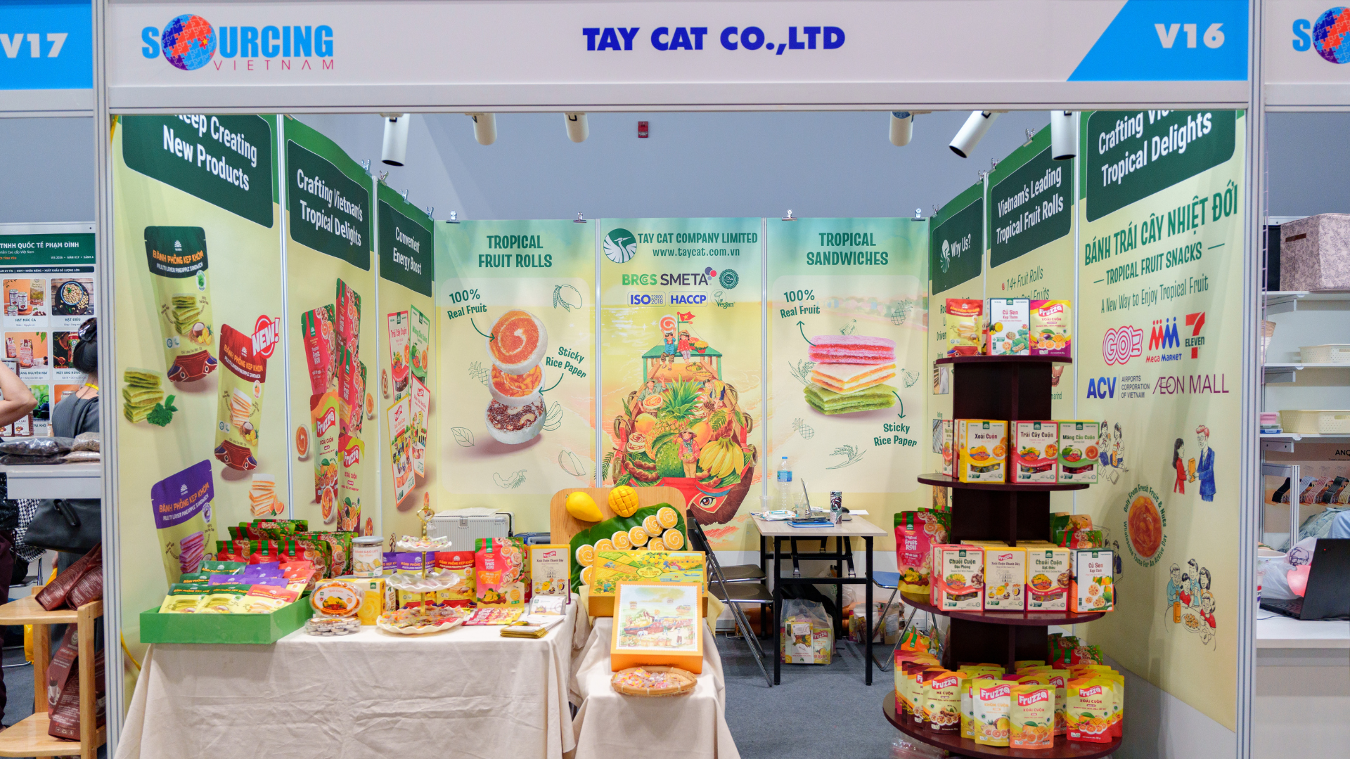 Gian hàng V16 của Tây Cát trưng bày sản phẩm trái cây tại Vietnam International Sourcing 2026