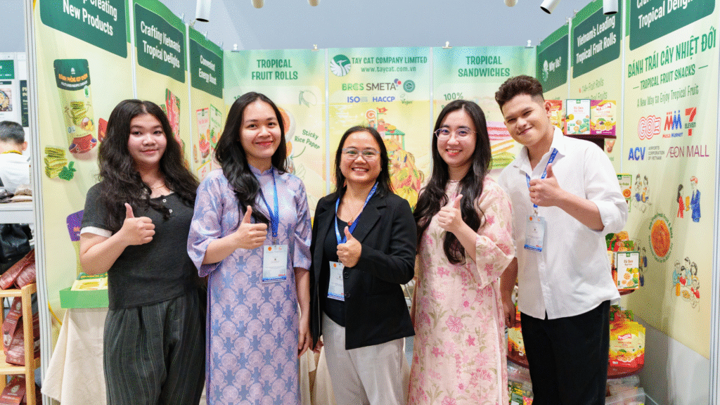 Đội ngũ Tây Cát chụp ảnh tại gian hàng Vietnam International Sourcing 2026