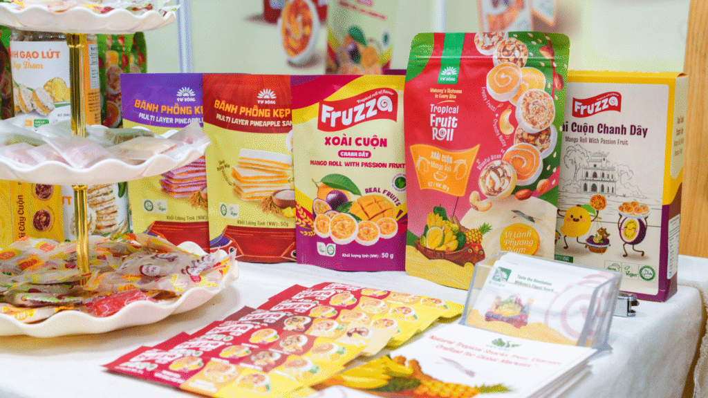 Xoài cuộn, xoài cuộn chanh dây và bánh phồng kẹp trưng bày tại gian hàng Tây Cát